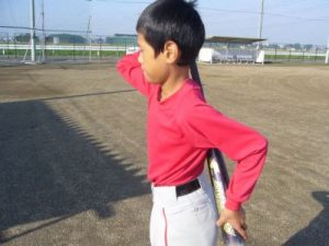 バットを使った野球少年の上腕三頭筋の鍛え方
