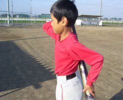 バットを使った野球少年の上腕三頭筋の鍛え方